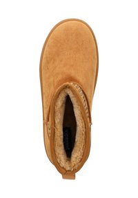 Stivale alla caviglia in suede beige con morbida fodera in pelliccia, punta rotonda, pannello elastico laterale e una piccola asola sul retro per una facile calzata.