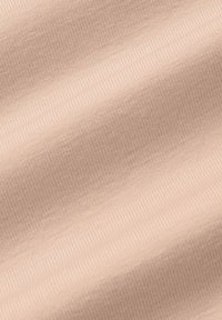 Beżowa tkanina elastyczna o gładkiej, teksturowanej powierzchni z subtelnym prążkowanym wzorem. Materiał wydaje się miękki i elastyczny.