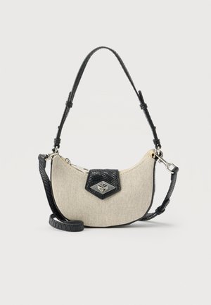 Kleine beige stoffen handtas met zwarte gestructureerde leren afwerking, verstelbare schouderriem en zilverkleurig sluitingsdetail.