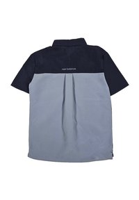 Camicia a maniche corte con bottoni in blu navy e grigio chiaro, caratterizzata da una piega sul retro e il logo ricamato "new balance". Tessuto morbido.