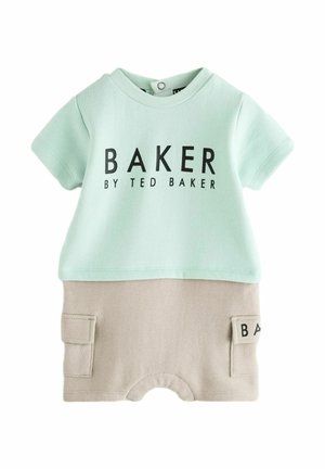 Top in cotone verde menta con testo nero "BAKER", abbinato a pantaloni beige con tasca laterale e dettagli con il logo. Design morbido e informale.