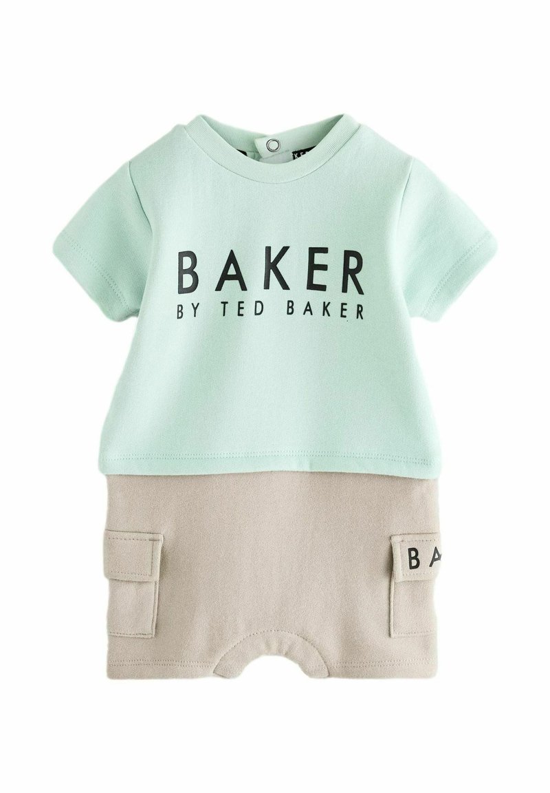 Mentolová bavlnená blúzka s čiernym textom "BAKER", v kombinácii s béžovými šortkami s bočnou kapsou a akcentmi loga. Mäkko, casual dizajn.