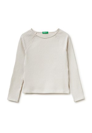 Crème kleurig langärmlig textuurgebreid shirt met doorgestikte schouderstukken en een ronde hals, met een label van United Colors of Benetton aan de binnenkant.