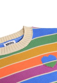 Beige színű, kerek nyakú, kötött pulóver, vízszintes csíkokkal kékkel, zölddel, sárgával, narancssárgával és lilával, kék és zöld szívmintával.