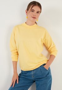 LELA HIGH COLLAR  - Sportska majica - yellow