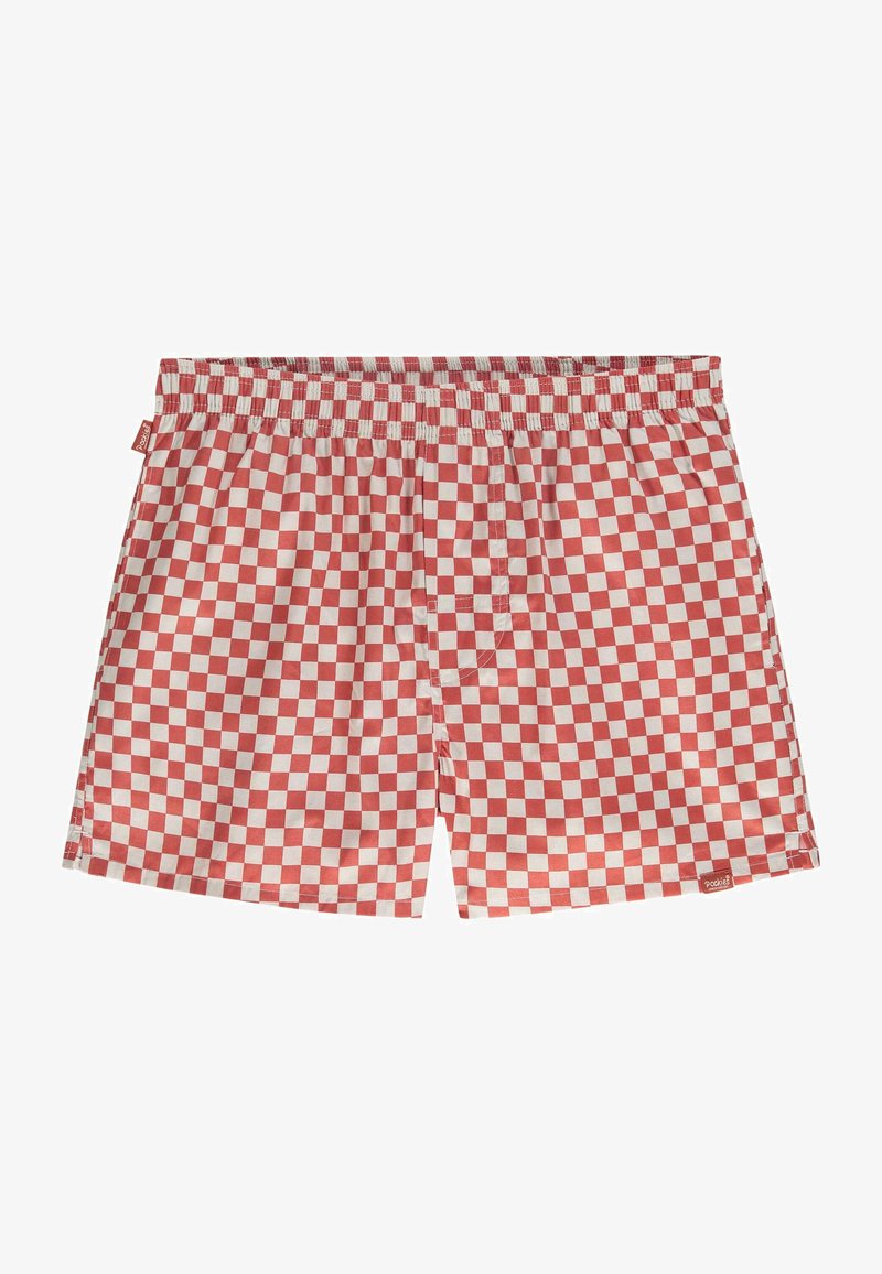 Shorts de bain à carreaux rouges et blancs avec une taille élastiquée et une petite étiquette de marque en bas à gauche. Texture de tissu lisse.