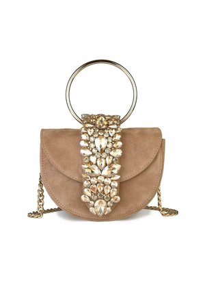 Bolso de ante beige con un asa metálica redonda y acentos de joyas. Presenta un cierre con solapa adornado con detalles de gemas brillantes.