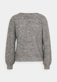 Pull gris en tricot à manches longues avec une texture côtelée et des poignets légèrement bouffants, vu de dos sur un fond blanc.