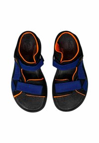 Sandali neri con cinturini blu e accenti arancioni. Presentano chiusure regolabili a strappo e fondi testurizzati per una migliore presa.
