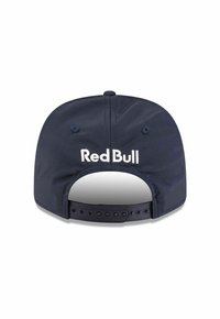 Dunkelblaues Cap mit strukturiertem Design, ausgestattet mit einem weißen, gestickten "Red Bull"-Logo auf der Rückseite und einem verstellbaren Snap-Verschluss.