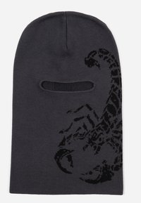 Pasamontañas negro de punto con un diseño de escorpión en el lado izquierdo, que cuenta con aberturas para los ojos y un ajuste ceñido para mantener el calor.