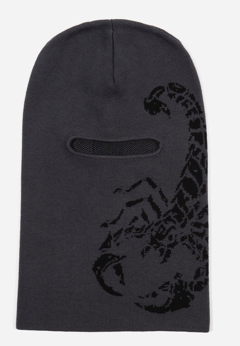 Pasamontañas negro de punto con un diseño de escorpión en el lado izquierdo, que cuenta con aberturas para los ojos y un ajuste ceñido para mantener el calor.