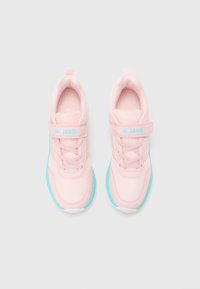 Παιδικά ροζ και τιρκουάζ αθλητικά παπούτσια JAKO με αυτοκόλλητα λουράκια, επάνω μέρος από δίχτυ και θηλιές για τράβηγμα, φωλιασμένα από πάνω σε λευκό φόντο.