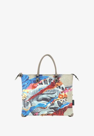 Borsa in tessuto con design astratto multicolore, accenti grigi, due manici corti e hardware argentato. Presenta modelli e texture artistiche.