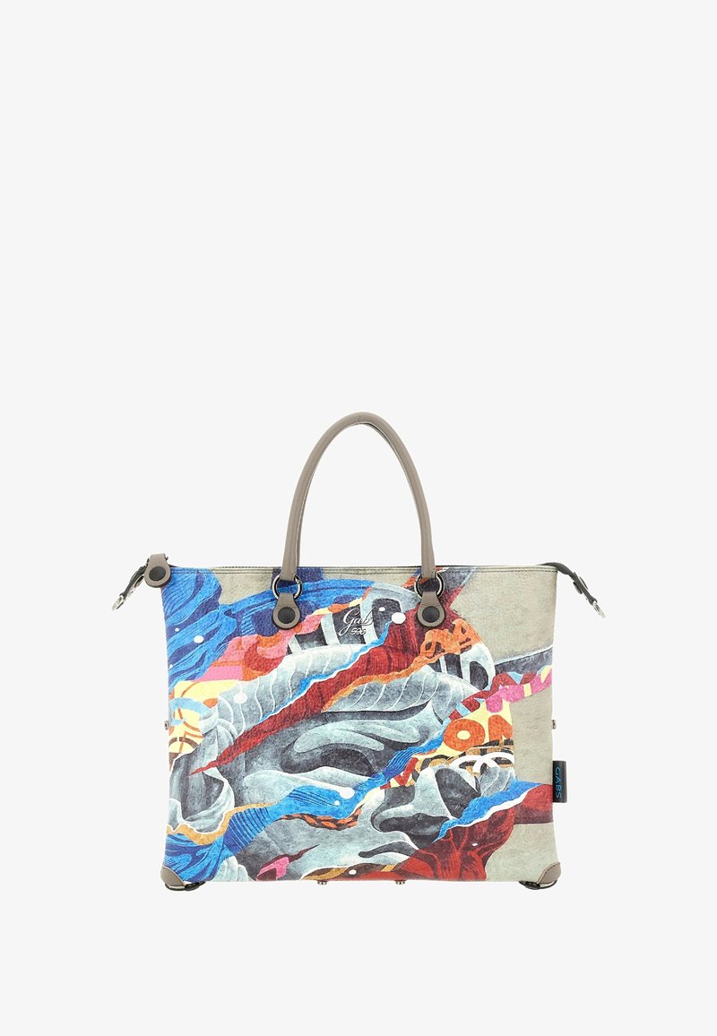 Borsa in tessuto con design astratto multicolore, accenti grigi, due manici corti e hardware argentato. Presenta modelli e texture artistiche.