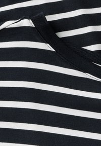 Tissu rayé bleu marine et blanc avec une texture douce. Présente un col rond et un col côtelé. Les rayures sont d'une largeur uniforme.