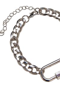 Bracelet en métal argenté avec un fermoir mousqueton et une chaîne d'extension allongée pour un ajustement. Présente des maillons lisses et réfléchissants.