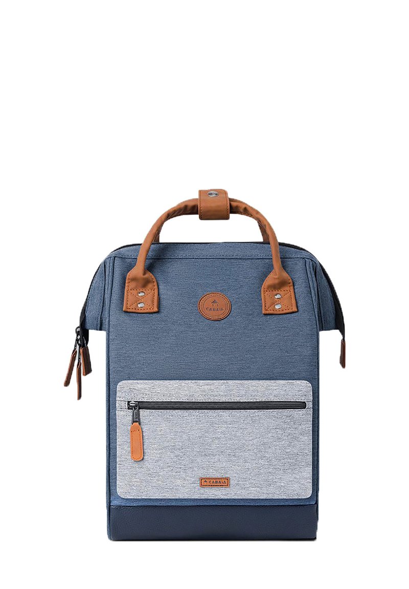 Blauer Stoff-Rucksack mit braunen Lederakzenten, rechteckige Form, Tragegriff oben, vorderer Reißverschlussfach und einem Logo-Patch.