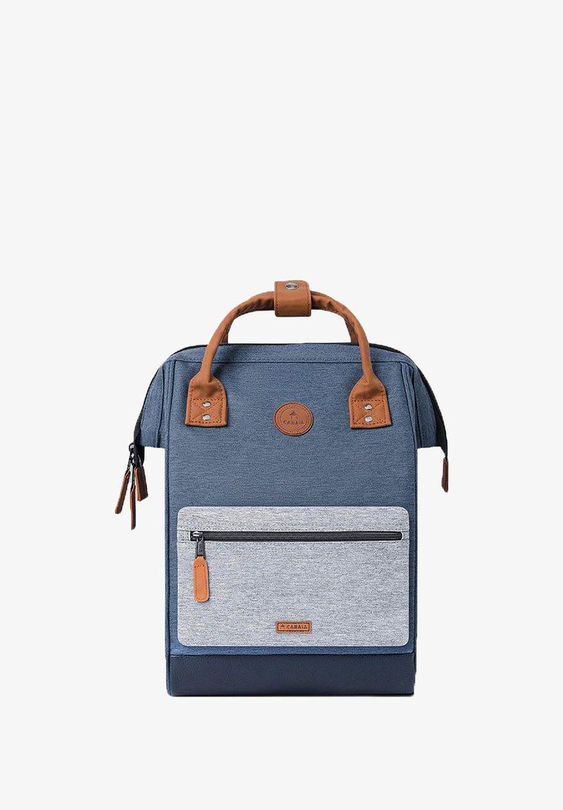 Blauer Stoff-Rucksack mit braunen Lederakzenten, rechteckige Form, Tragegriff oben, vorderer Reißverschlussfach und einem Logo-Patch.