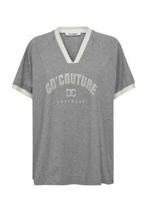 Camiseta gris de cuello en V con ribete blanco, que presenta un gran logo impreso "GO'COUTURE" y "LOVE & JOY" en la parte frontal en un color contrastante.