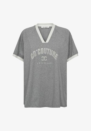 Sivý V-krčný tričko s bielym lemovaním, na prednej strane s veľkým potlačeným logom "GO'COUTURE" a "LOVE & JOY" v kontrastnej farbe.