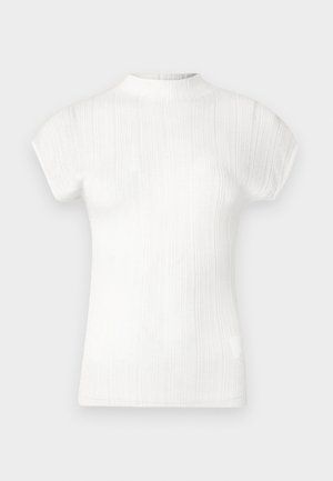 Balts ribots īsroku tops ar augstu apkakli. Mīksta tekstūra, pieguļošs dizains un smalkas vertikālas līnijas. Bezšuvju plecu pāreja.