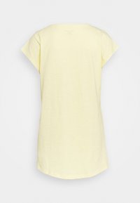 Korte mouwen, lichtgele T-shirt met een relaxte pasvorm, ronde halslijn en matte textuur. Minimalistisch ontwerp, geen zichtbare patronen of accenten.