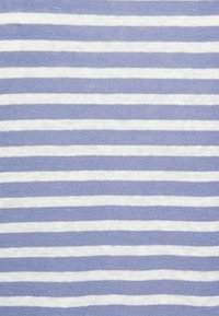 Randigt tyg med växelvis ljuslila och vita horisontella linjer. Texturen verkar mjuk och stickad.