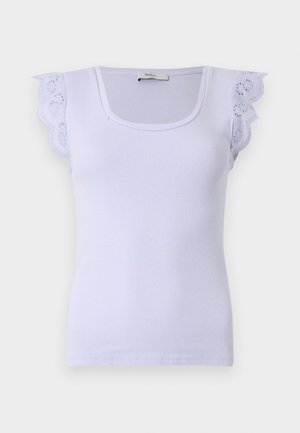 Valge soonikuga varrukateta top ruudukujulise kaeluse ja lahedate pitsdetailidega õlgadel heleda taustaga.