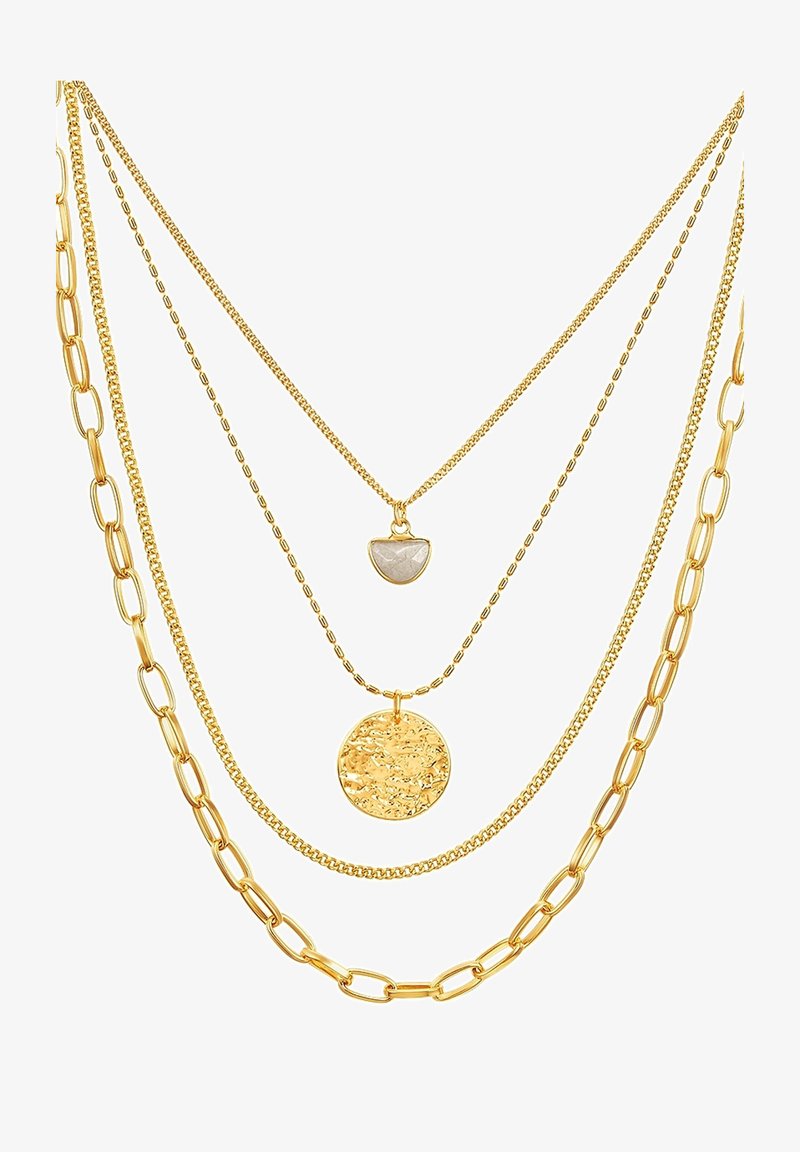 Guldtonet lagdelt halskæde med tre kæder i forskellige længder, med en tekstureret cirkulær vedhæng og et lille halvcirkelformet charm.