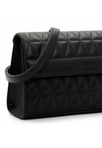 Borsa a tracolla in pelle trapuntata nera con un motivo geometricamente triangolare, manico singolo e brandizzato in rilievo sul davanti.