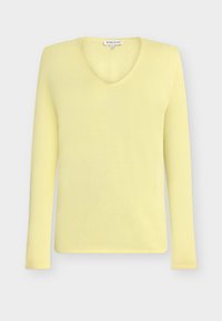 Pull en maille jaune à manches longues avec col en V et petite étiquette Tom Tailor au col, présenté sur fond blanc.