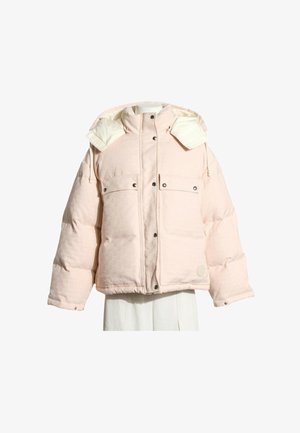 Doudoune rose pâle avec col montant, deux poches poitrine à boutons-pression et une capuche blanche, présentée sur un buste de mannequin blanc.