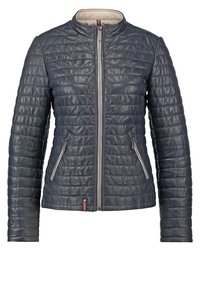 Granatowa pikowana skórzana kurtka z zamkiem błyskawicznym z przodu i dwiema bocznymi kieszeniami na zamek, z stójką i poziomymi przeszyciami.