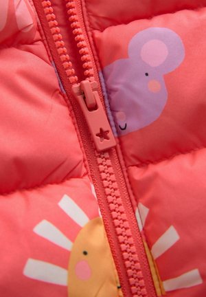 Różowa kurtka puchowa z fantazyjnymi wzorami słońca i myszy, z dopasowanym różowym zamkiem błyskawicznym oraz gładką, pikowaną strukturą.