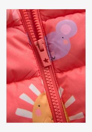 Rózsaszín puffos dzseki, amelyen szeszélyes minták találhatók nap és egér formájában, a dzseki színével megegyező rózsaszín cipzárral és sima, steppelt textúrával.