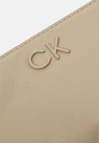 Calvin Klein LOCK QUILT WALLET - Wallet - silver mink