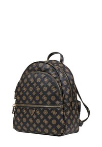 Mochila negra de imitación cuero con un patrón geométrico dorado, forma redondeada, compartimentos duales con cremalleras y correas ajustables.