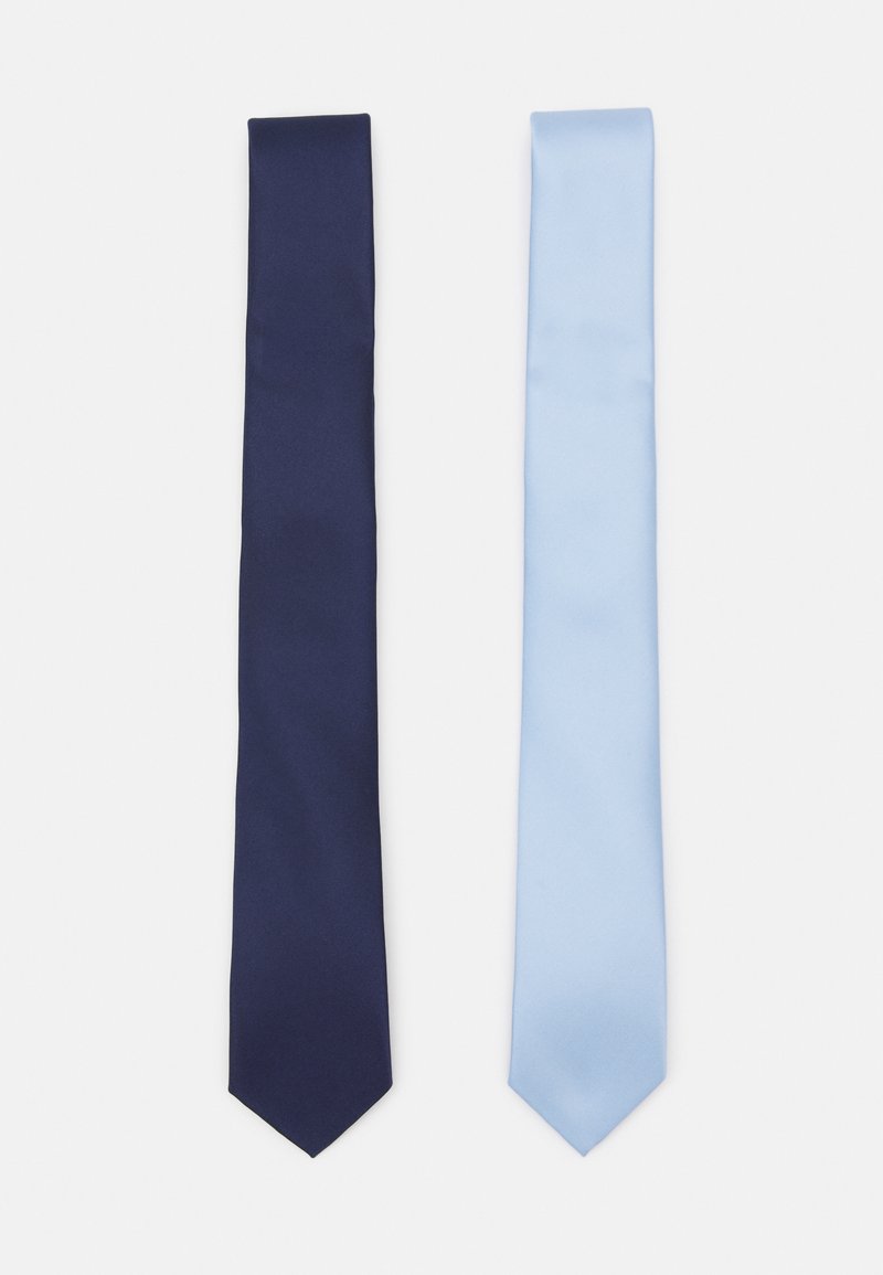 To slips, en mørk marineblå og en lys blå. Begge er smale med en glatt satin tekstur, med spisse ender.