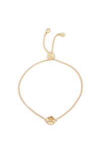 Bracciale d'oro con design a catena e un charm a forma di fiore al centro, petali texture e un moschettone regolabile.