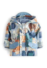 Giacca impermeabile colorata con un mix di motivi animali e astratti in blu, arancione e verde; presenta un cappuccio e tasche frontali con snap.