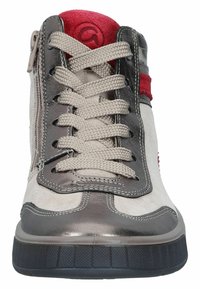 Baskets montantes en cuir synthétique gris et en daim beige, avec une touche de rouge, des lacets plats et une semelle en caoutchouc noir texturé.