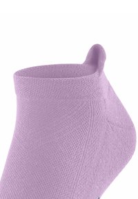 Lila Knöchelsocke mit strukturiertem Strickdesign, ausgestattet mit einem glatten Bund und einer runden Ferse für eine enge Passform.