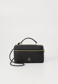 Μαύρη δερμάτινη τσάντα με υφή, χρυστό φερμουάρ και λογότυπο μάρκας. Διαθέτει πάνω λαβή και αποσπώμενο λουρί ώμου.