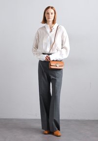 Tory Burch ELEANOR SMALL CONVERTIBLE SHOULDER BAG - Handbag - whiskey