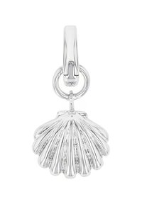 Ciondolo a forma di conchiglia argentata con dettagli scanalati, sospeso a un anello tondo collegato a una clip liscia e lucida.