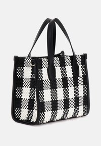 Borsa a tracolla intrecciata con motivo a scacchi in bianco e nero, dettagli in pelle, forma strutturata e doppi manici superiori.