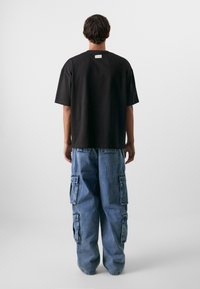 Don't Waste Culture TAKEDA UNISEX - Darba apģērba stila džinsi - bright blue