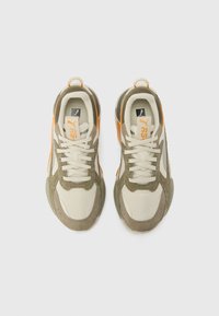 Sneaker verde oliva e beige con materiali in rete e suede, dettagli arancioni e punta rotonda; presenta lacci piatti e un colletto imbottito.