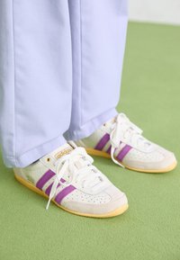 JAPAN W - Sneakers laag - off white/rich mauve/orange tint